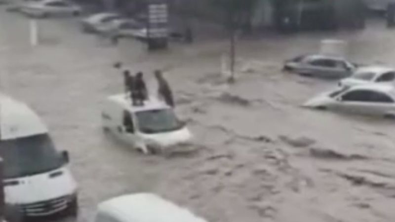 Ankara'da yağmur hayatı felç etti