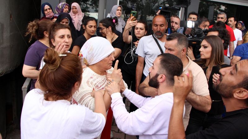 Beyoğlu'nda, ekipler ile vatandaşlar arasında kentsel dönüşüm gerginliği