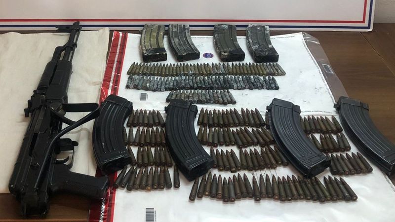 Adıyaman'da, kayalıkların arasına gizlenmiş çok sayıda mühimmat ele geçirildi