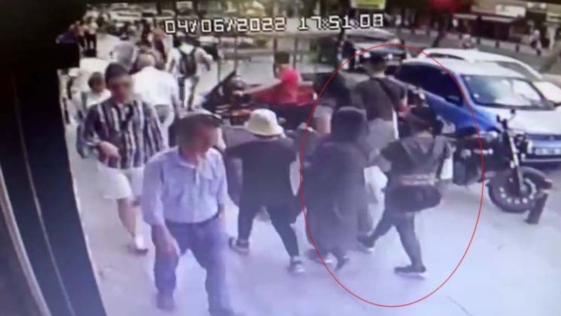 Şişli'de yolda yürürken telefonunu çaldırdı