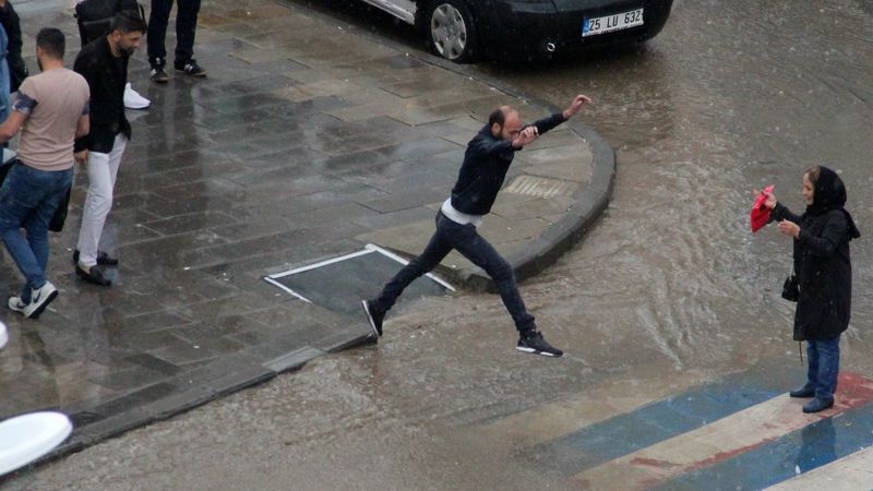 Erzurum'da yağmur suyundan kaçan vatandaşların renkli görüntüleri gülümsetti