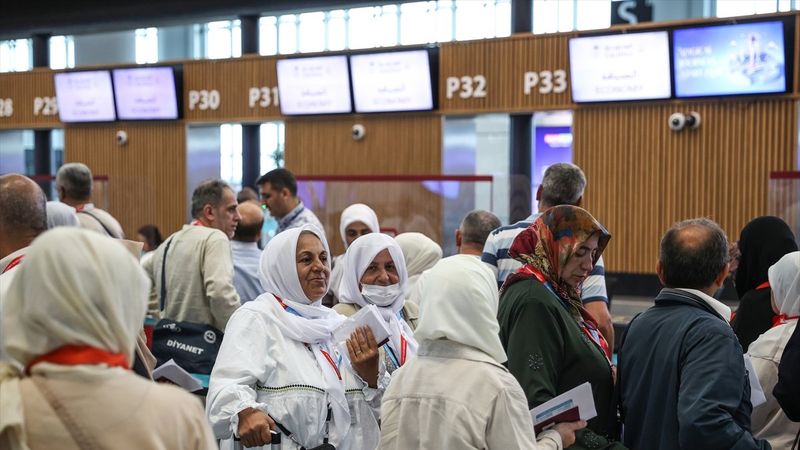 İstanbul'daki ilk hac kafilesi dualarla uğurlandı