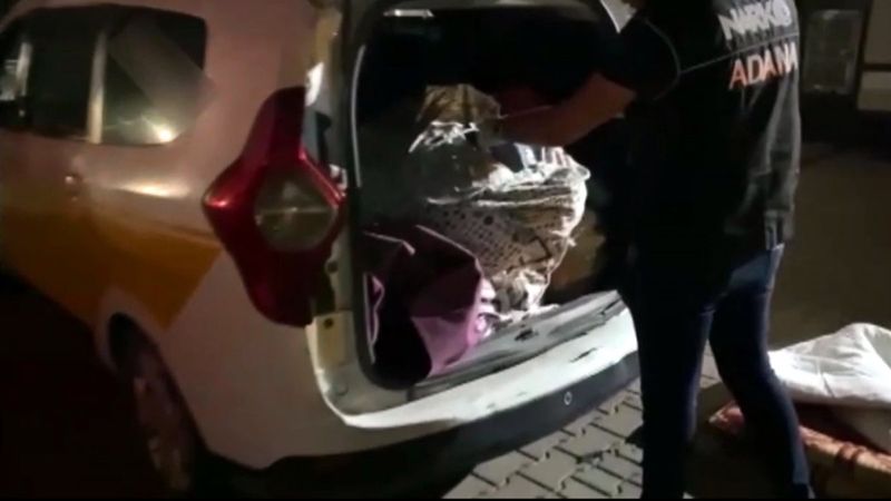 Adana'da durdurulan taksiden 15 kilo uyuşturucu çıktı