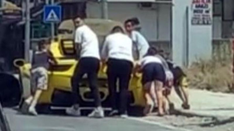 Sakarya'da milyonluk Ferrari yolda kaldı