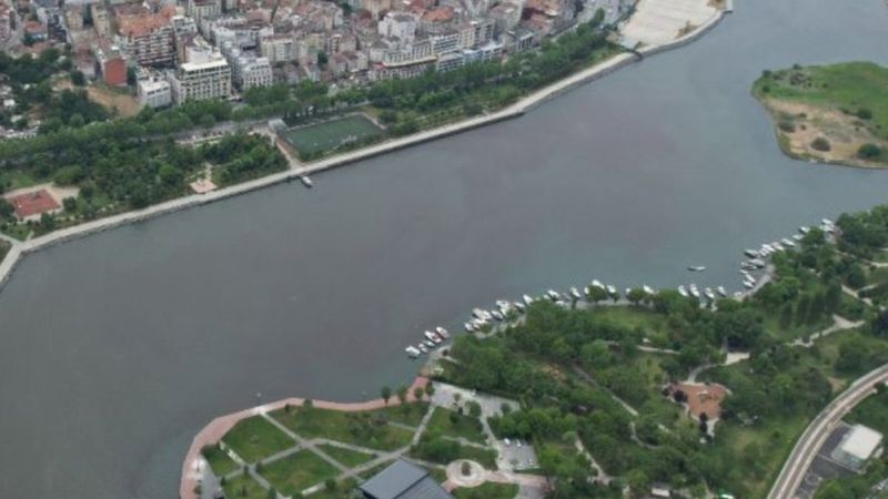 Haliç'te suyun rengi kahverengiye dönüştü