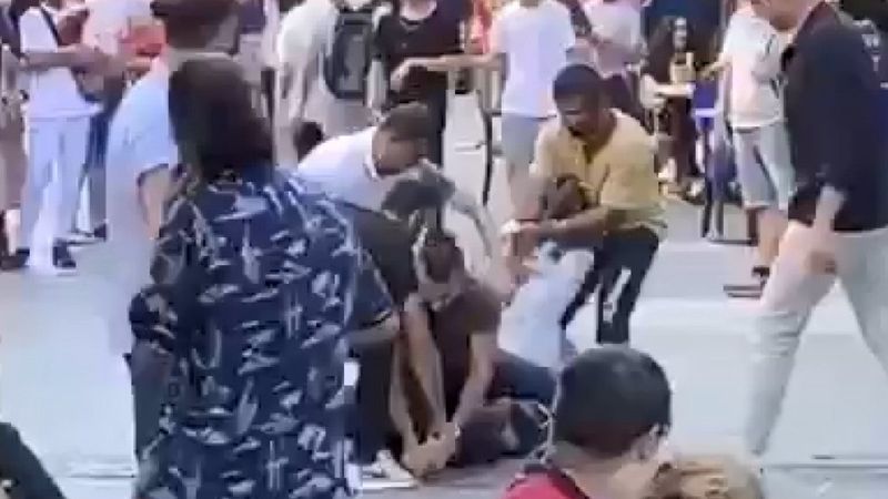 Kadıköy'de satırlı saldırganı, vatandaşlar etkisiz hale getirdi