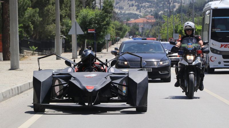 Burdur'da lise öğrencileri elektrikli Formula aracı üretti