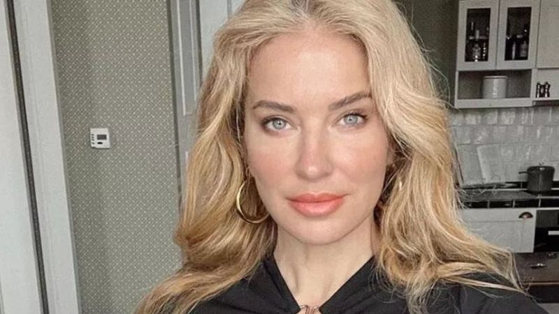 Siyah mı yoksa göbeğine kadar açık beyaz elbise mi? Burcu Esmersoy'u görenler tarafını seçemedi!