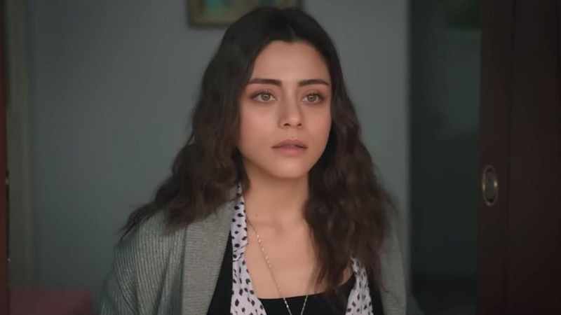 Emanet'in Seher'i Sıla Türkoğlu siyah minisi ve kırmızı dudaklarıyla peş peşe poz verdi! 'Alev alev yaktın'