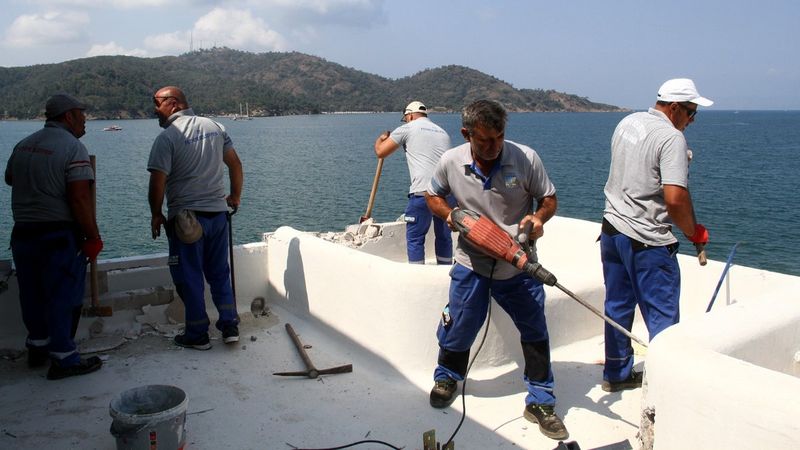 Muğla'da tekneyle gelen ekipler, kaçak binayı yıkmaya başladı