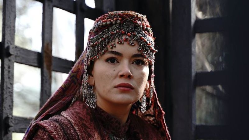 Kuruluş Osman'ın Lena'sı yataktan aynaya poz verdi, sosyal medya yıkıldı! 'Daha ne yapacaksın'