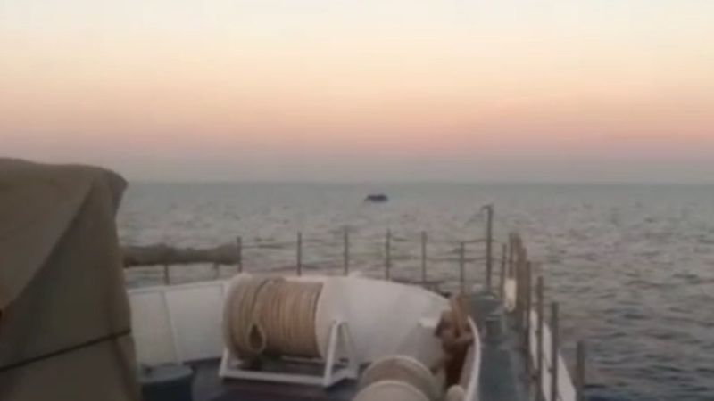 İzmir'de, Yunanistan tarafından geri itilen 77 kaçak göçmen kurtarıldı