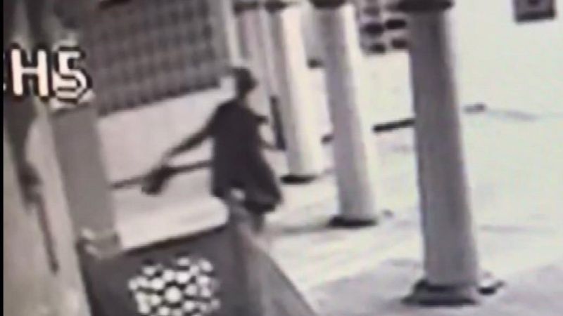Şişli'de camiye giren ayakkabı hırsızı kamerada