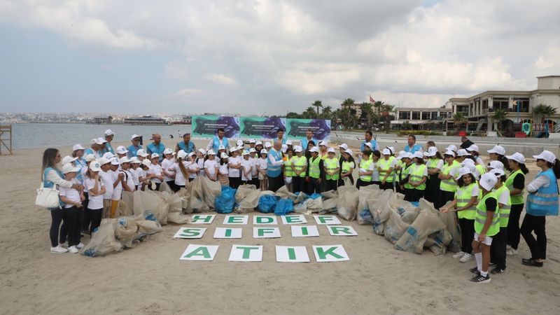 Büyükçekmece'de denizden yüzlerce kilo çöp çıktı