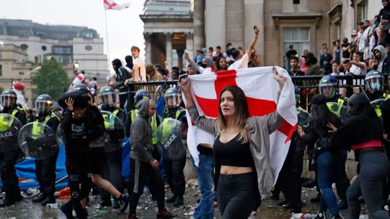 Nazi selamı veren İngiliz taraftarlar tutuklandı
