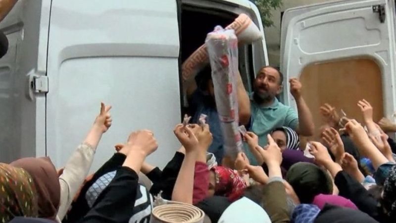 Sultangazi'de 5 liralık halı için izdiham çıktı