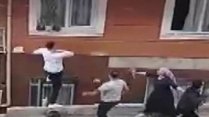 Esenyurt’ta 2 kişi tartıştıkları adamın evini taşladı