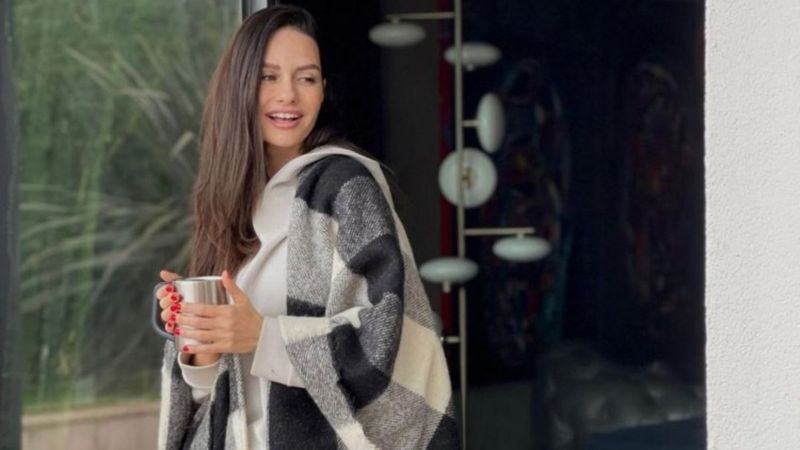 Yasemin Özilhan'ın mini elbiseli sokak tarzı göreni kalbinden vurdu! 'Ah Doktor Ela yaktın bizi..'