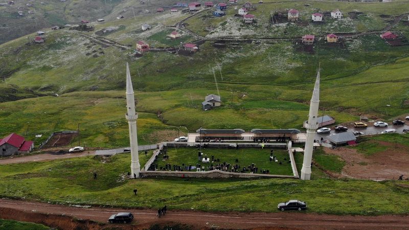 Gümüşhane'de üstü açık camide 561 yıldır cuma namazı kılınıyor