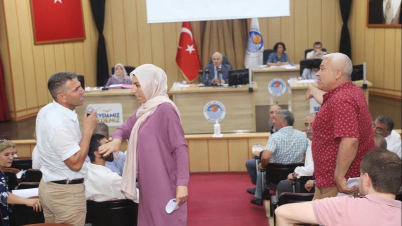 Mersin'de Akdeniz Belediye Meclisi'nde 'İstiklal Marşı' ve 'Öcalan' gerginliği