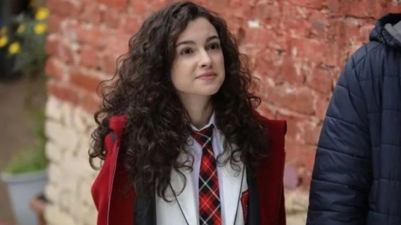 Kardeşlerim'in Asiye'si kıvırcık saçları ve dekoltesiyle Instagram'ı salladı! 'Bakışlarına eridik'