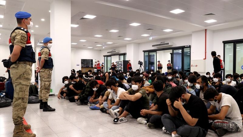 Afganistan uyruklu 221 düzensiz göçmen sınır dışı edildi