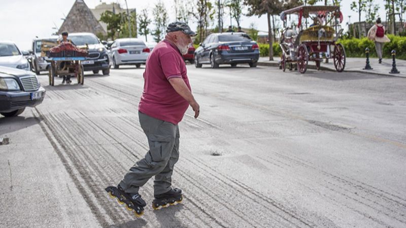 Erzurumlu Eren Amca, yaşına aldırmadan patenle dolaşıyor