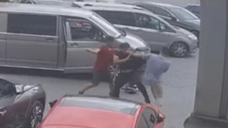 Güngören'de sürücülerin çekiçli bıçaklı kavgası