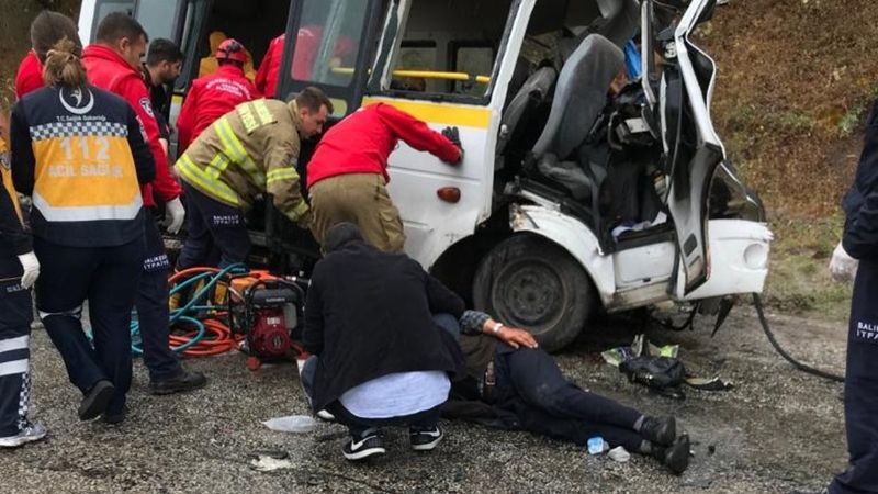 Balıkesir'de minibüs ile tanker çarptışı: 7 ölü 11 yaralı