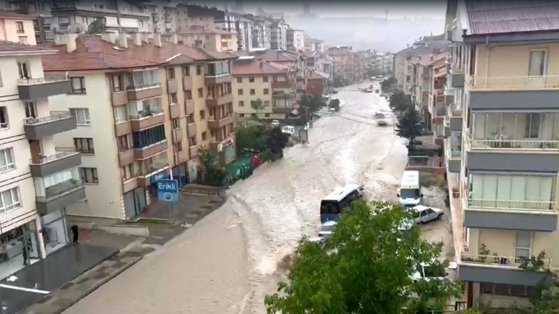Ankara'da sağanak sonrası vatandaşlar mazgalları temizledi