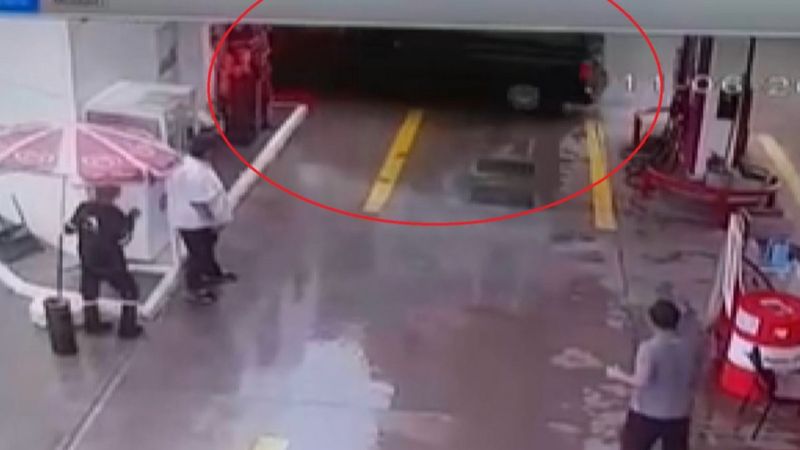 Bursa'da kalp krizi geçiren şoför, markete daldı