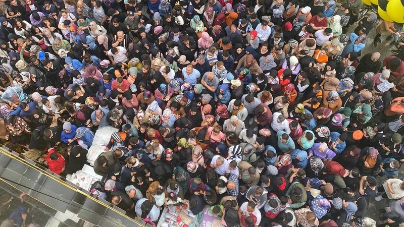 Düzce'de mağaza izdihamı: Yüzde 50 indirimi duyan koştu