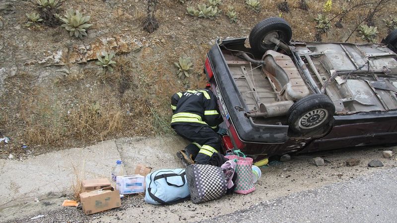 Manisa'da yağışlı havada kontrolden çıkan otomobil takla attı