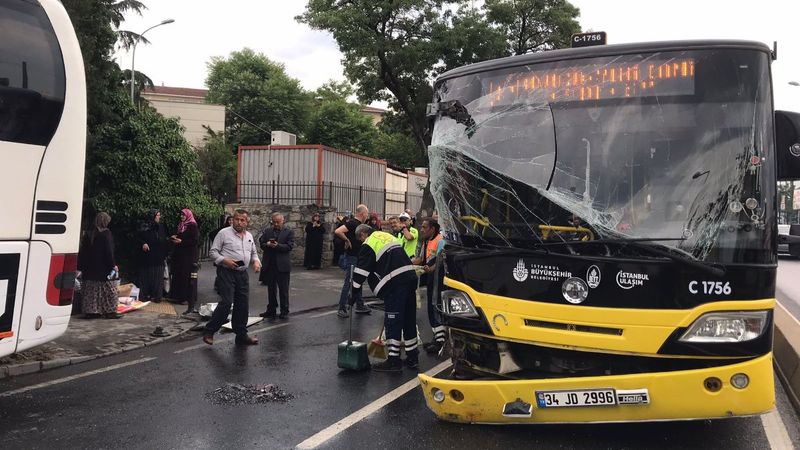 Üsküdar'da feci kaza: İETT otobüsü ile 2 tur otobüsü çarpıştı
