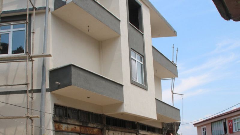 Rize'de kahvehanenin sesinden rahatsız olan kişi, balkonuna duvar ördü