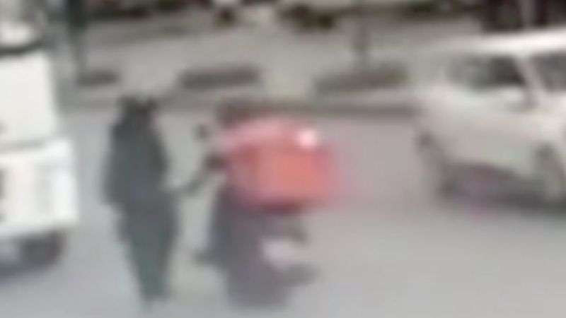 Gaziosmanpaşa'da moto kurye, yanına yaklaştığı kadını elle taciz etti