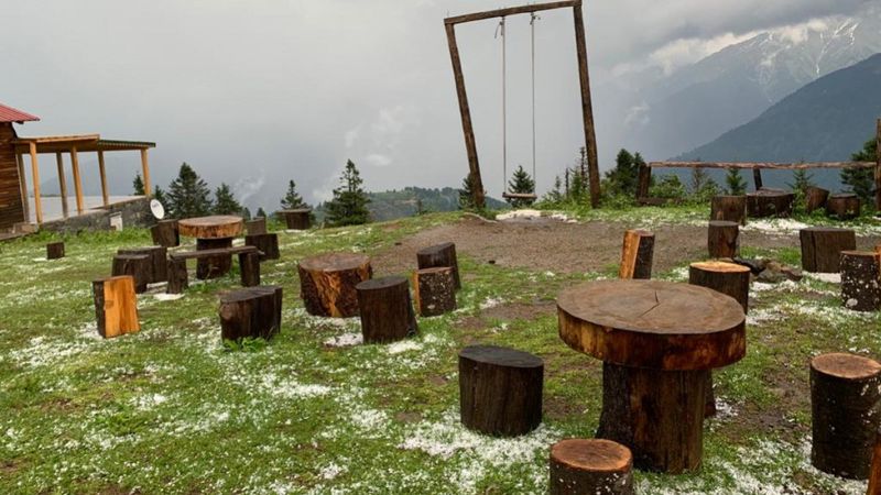 Rize'de yaylalara dolu yağdı