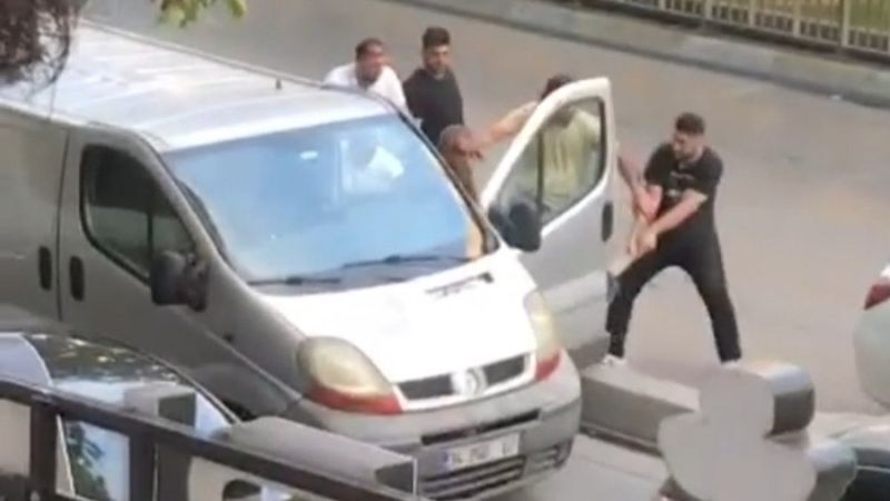 İstanbul'da trafikte zorla aracından indirilip darbedildi