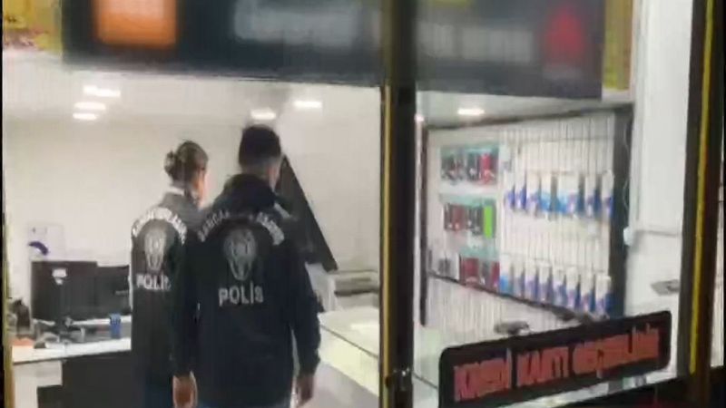 Sancaktepe'de sahte içki için elektronik ürün mağazasını bastılar