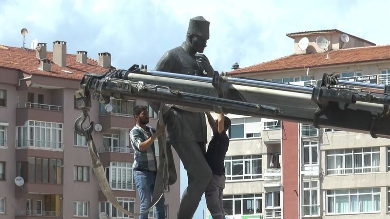 Kütahya'daki Atatürk anıtı, meydan düzenlemesi için taşındı