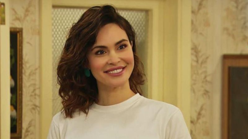 Seksenler'in Amelie'si teknede güneş banyosu yaptı, doğal güzelliği mest etti!