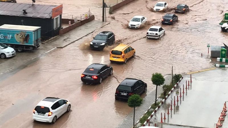 Gümüşhane'de şiddetli yağış nedeniyle caddeler göl oldu