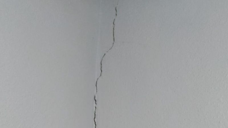 Van'daki depremde bazı evlerin duvarları hasar gördü