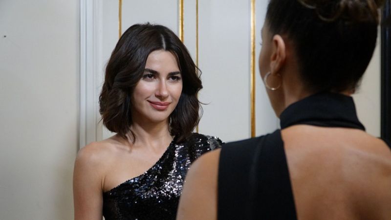 Yasak Elma'nın yılan Şahika'sı minicik beyaz elbisesiyle akıl aldı!