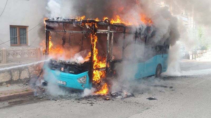 Sivas'ta otobüs cayır cayır yandı
