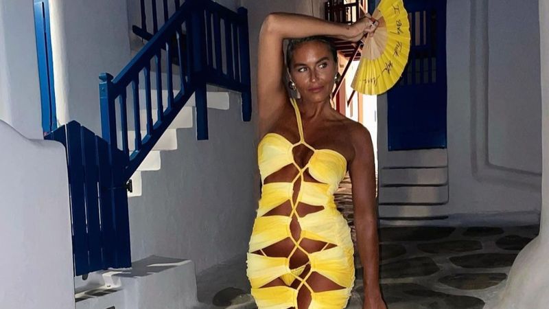 Eda Taşpınar bronz tenine giydiği dekolteli elbisesiyle sosyal medyayı salladı! Boynundan bileğine kadar...