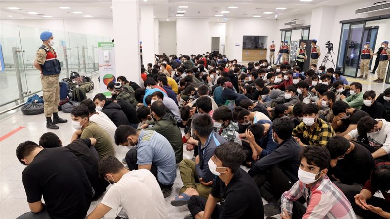 İstanbul'da 3 bin 921 kaçak, geri gönderme merkezine teslim edildi