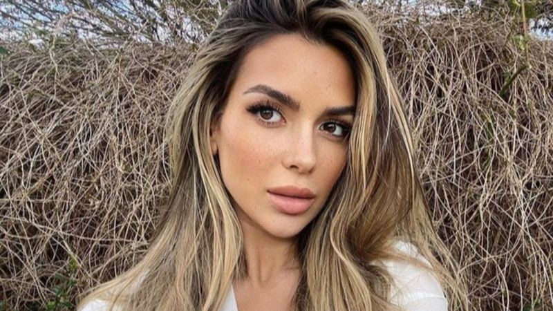 Türk güzeli Ekin Su, İngiltere'yi karıştırdı! Canlı yayında dakikalarca öpüşünce...