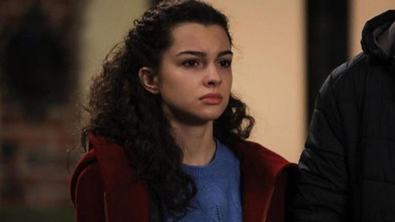 Kardeşlerim'in Asiye'si beyaz tenine giydiği dekolteli elbisesiyle poz verdi! 'Bu yaşta bu fizik...'