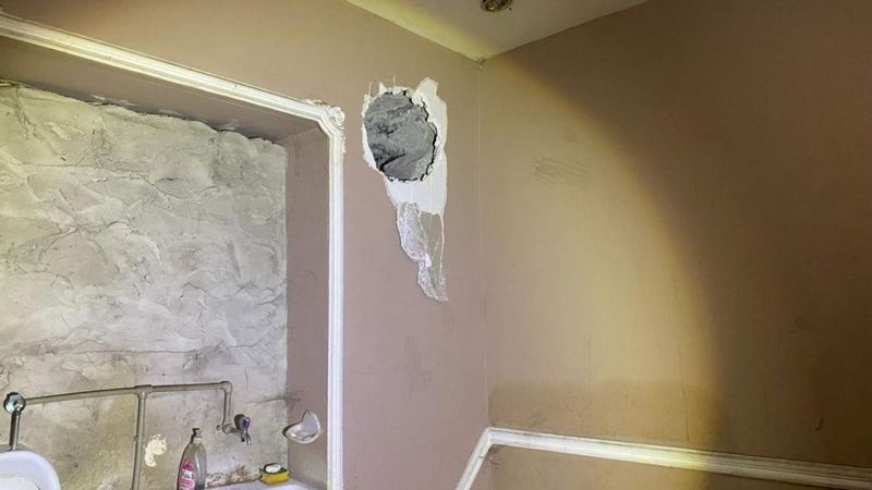 Ağrı'da duvarı delip 900 bin TL'lik altın çaldılar